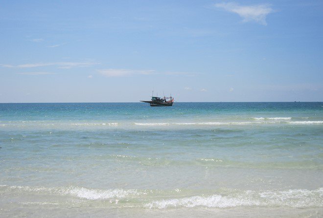 Xa xa là những tàu đánh cá đang neo đậu. Xa xa là những tàu đánh cá đang neo đậu.